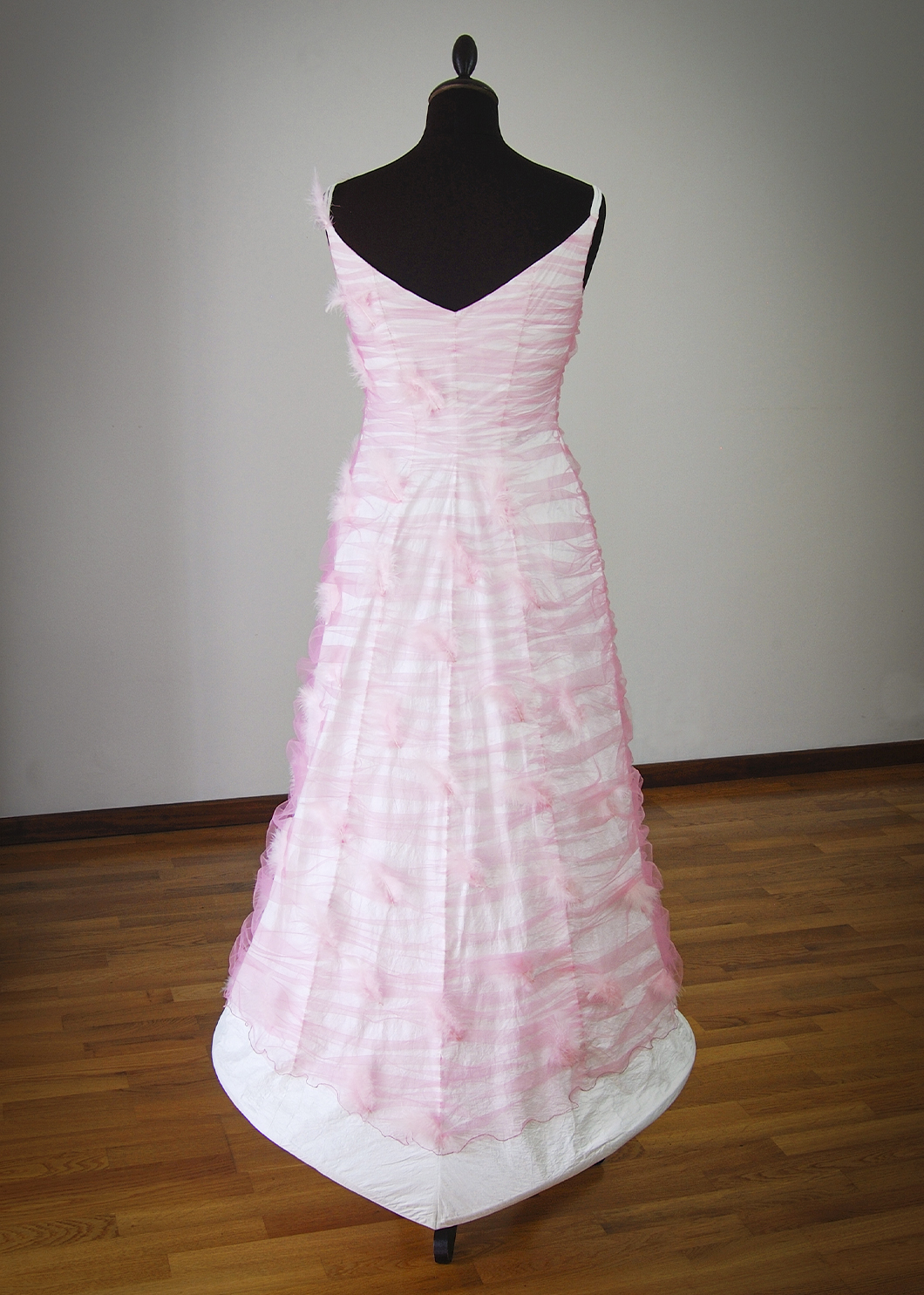 Brautkleid Weiss Pink mit Federn, Haute-Couture-Anfertigung