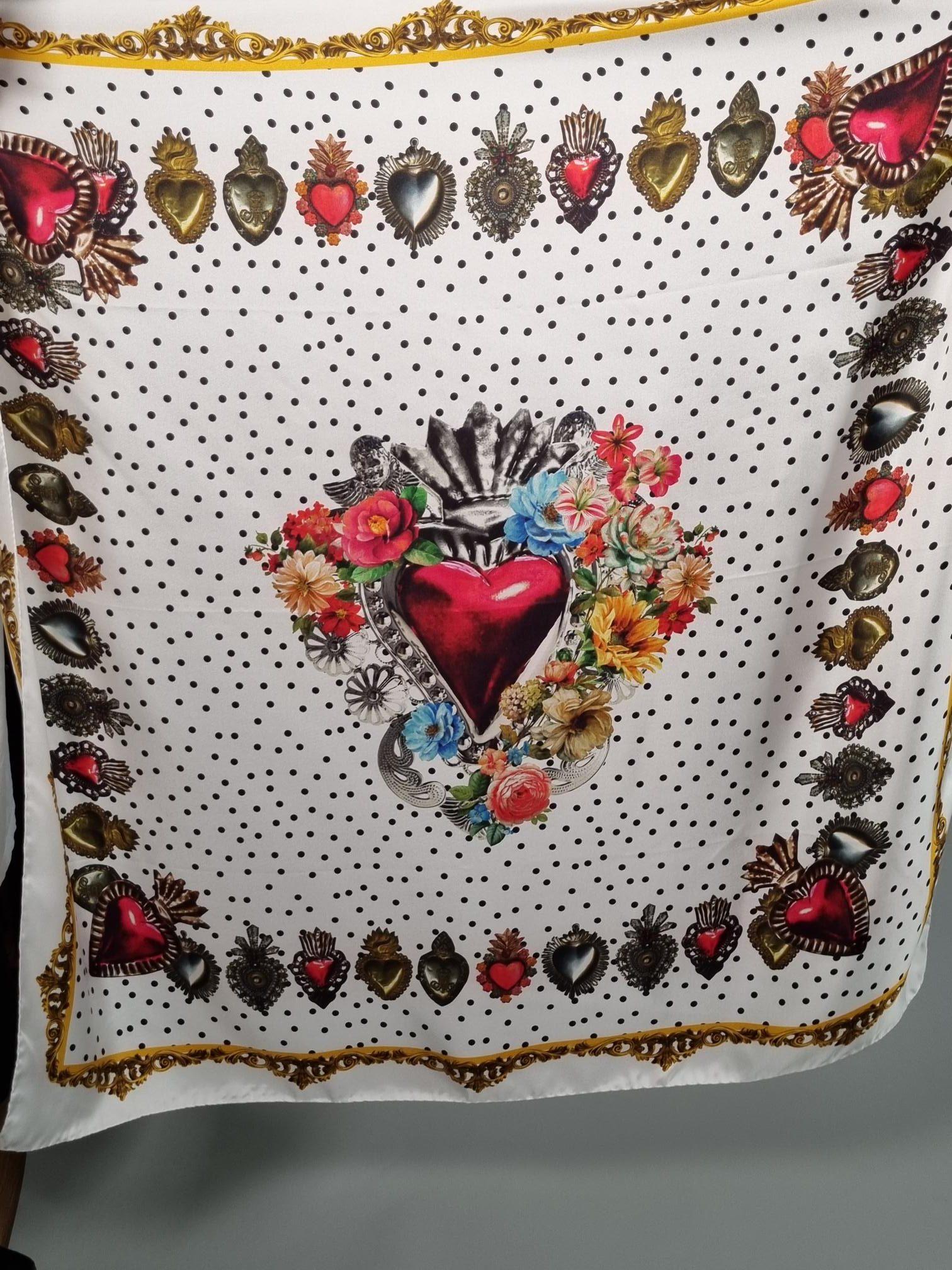 seidenstuch-damenschal-hearts-dots-white-tuecherluxus-02