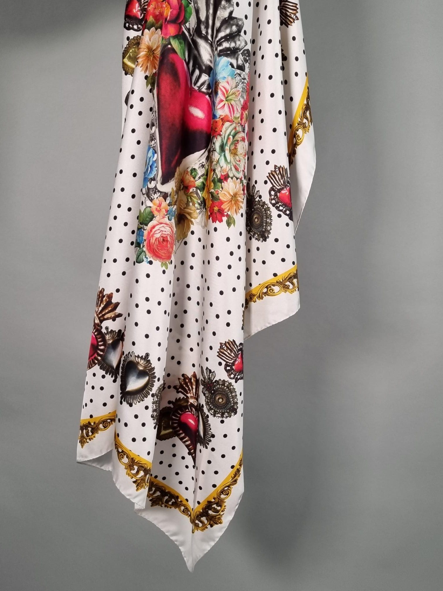 seidenstuch-damenschal-hearts-dots-white-tuecherluxus-04