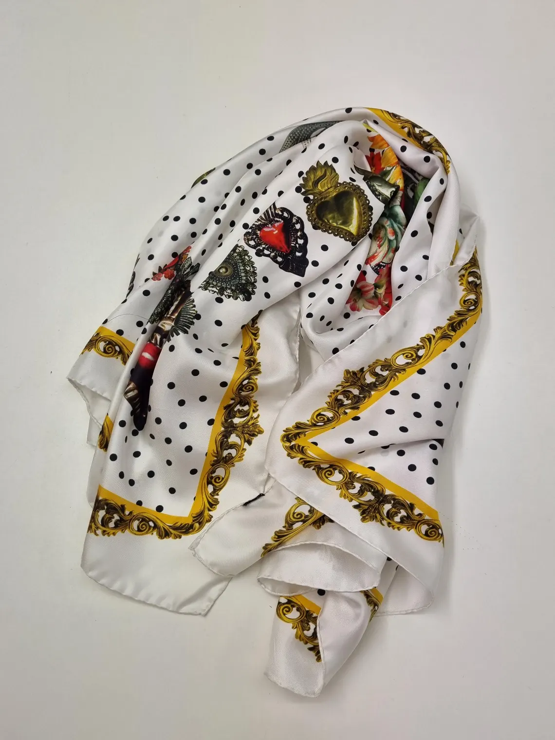 seidenstuch-damenschal-hearts-dots-white-tuecherluxus-07